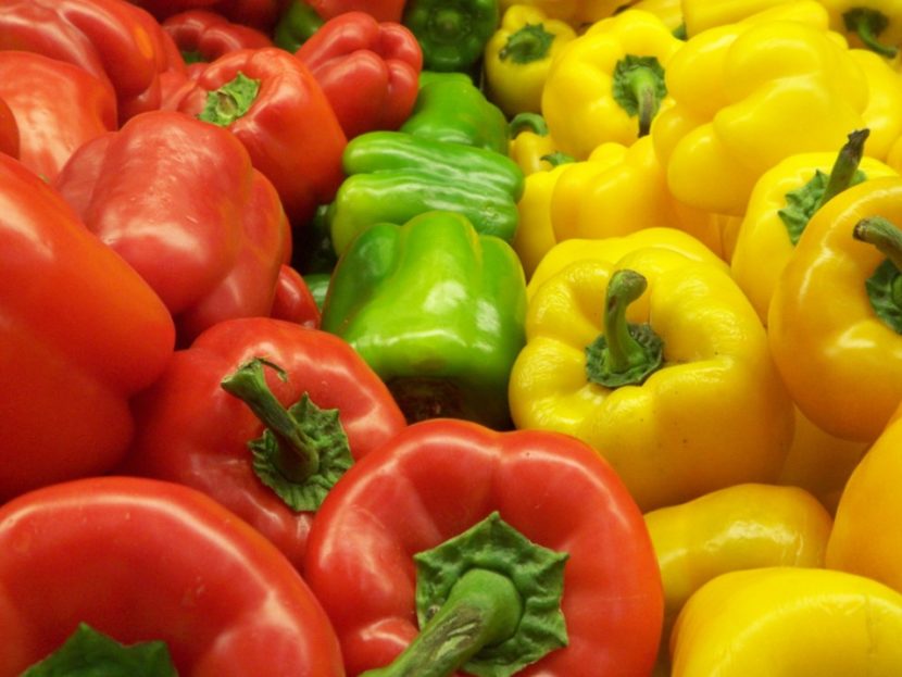 Pimientos rojos, verdes y amarillos